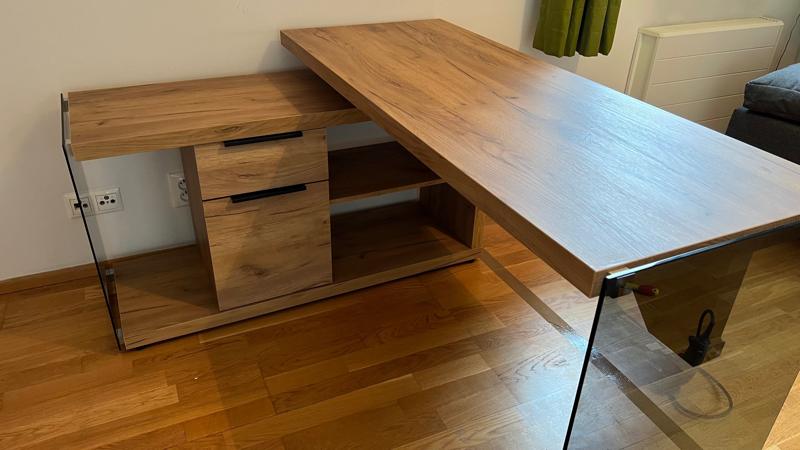 Corner desk with glass legs