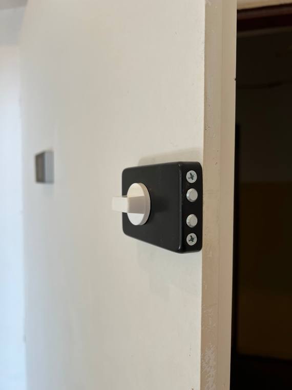 Additional door lock, inside